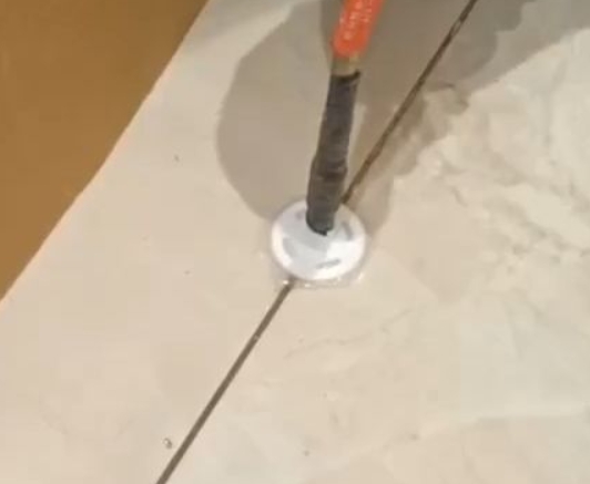 成安瓷砖空鼓维修公司专业解答瓷砖在铺贴过程中，如果没有涂抹均匀到位的粘结材料（如水泥砂浆或瓷砖胶），可能会导致以下问题